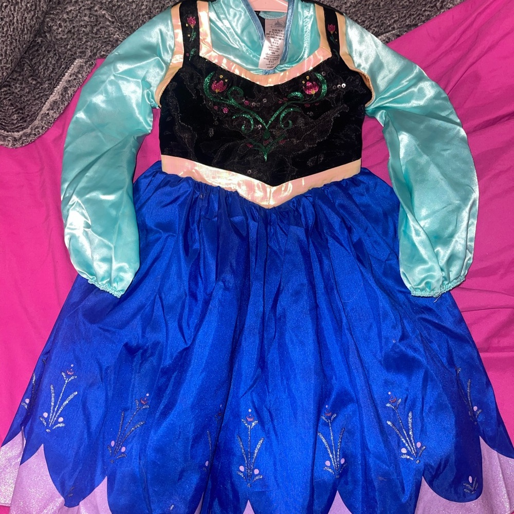 Frozen anna Halloween costume dress and boots 
Only worn once